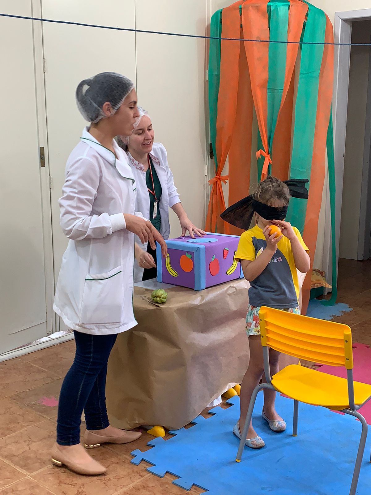 Nutricionistas da SMED realizam atividade de educação alimentar e nutricional na escola Mem de Sá